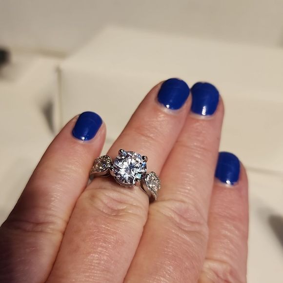 ❤️  Rount Cut side round accent stone Ring Engagement - Picture 7 of 8